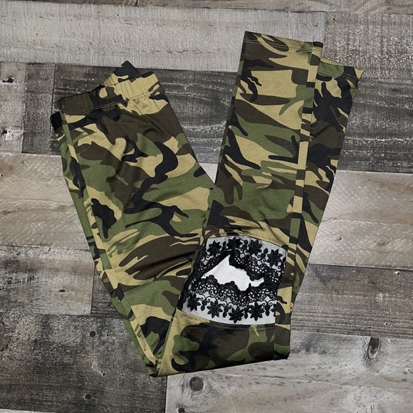 ⭐️New⭐️ camo leggings with lace - Picture 1 of 7